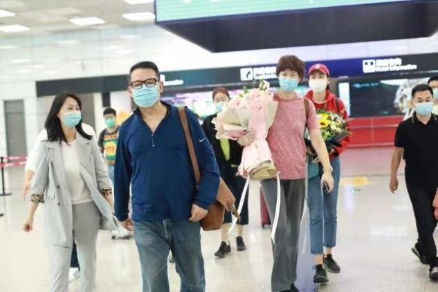 审美 郎平一家走机场,人均180比旁边人高一截,便装穿出强大气场