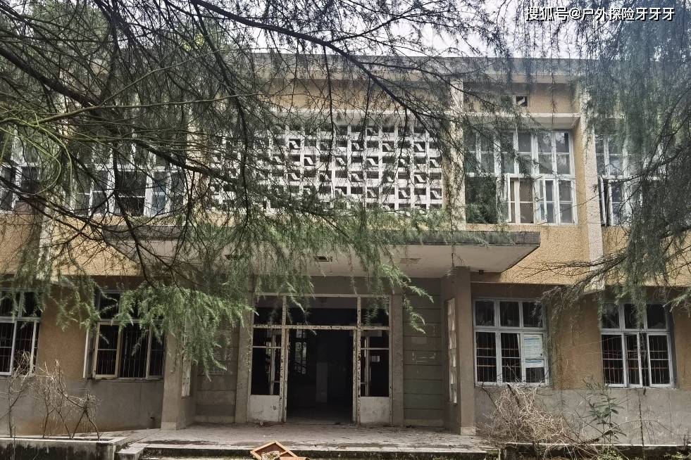 小伙路边吃饭发现废弃医院,进去探秘下,看看有什么遗留物_满地_池塘_沙发