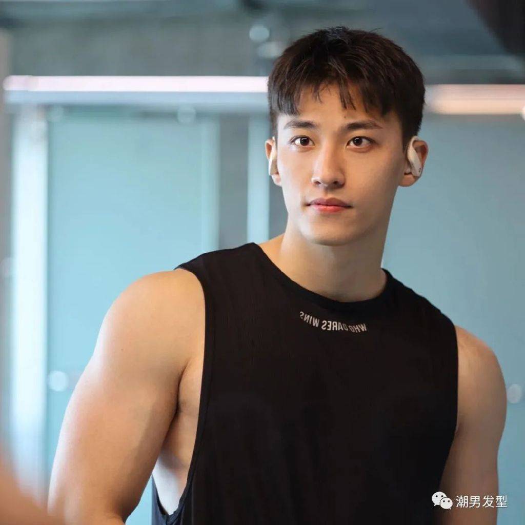 发型春季男生“短发”不要乱剪，这几款值得尝试，剪完清爽显帅气！