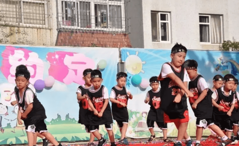 教学|女幼师穿“超短裙”跳舞，遭到家长举报，评论区的反应出人意料