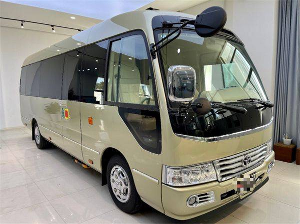 新款丰田考斯特公司接待可以乘坐11人 其中有5个埃尔法航空座椅 乐惠车