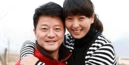 生活闫学晶带女儿摘草莓不洗就吃，豪宅大如宫殿，继女一条围巾一万多