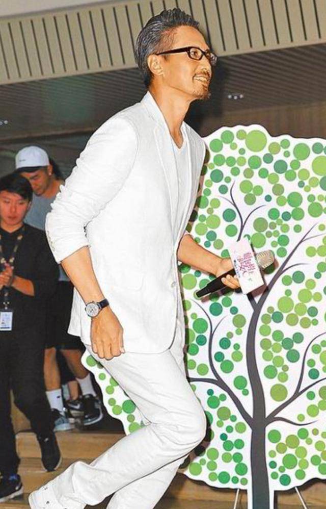 52岁音乐人包小松娶美女主播为妻交往首年已求婚苦等13年终如愿