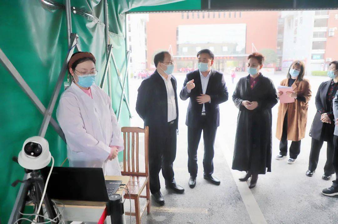 卧龙区委书记吕志刚切实做好校园疫情防控守护师生生命健康安全