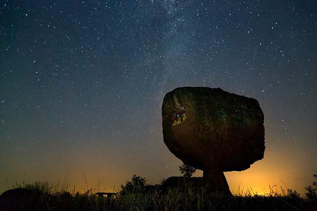 重庆有个景点千斤巨石压在小土堆上看似摇摇欲坠实则非常稳定