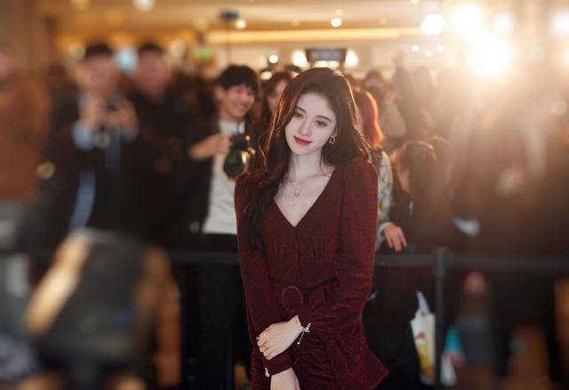 陪衬 鞠婧祎不愧四千年美女,亮片黄裙撞衫吴宣仪,气质上略胜一筹