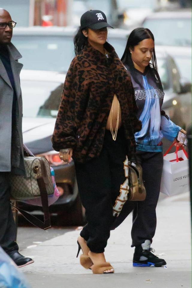 机车 蕾哈娜的最新孕照曝光!穿卫衣遮住8个月的孕肚,短裙暴露大象腿