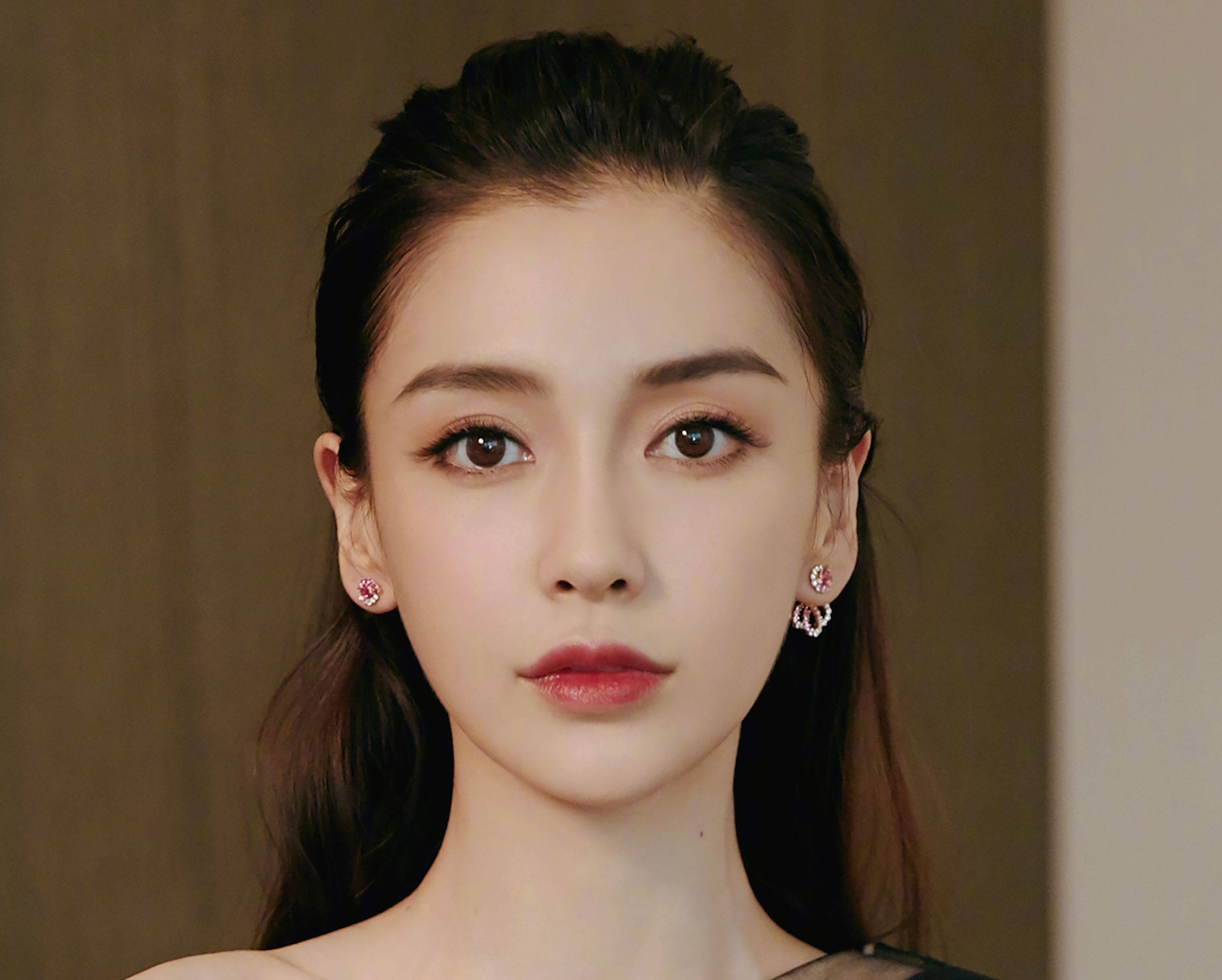 当杨颖和90后女演员杨紫合影时,完美诠释了骨相绝佳和骨相差的对比