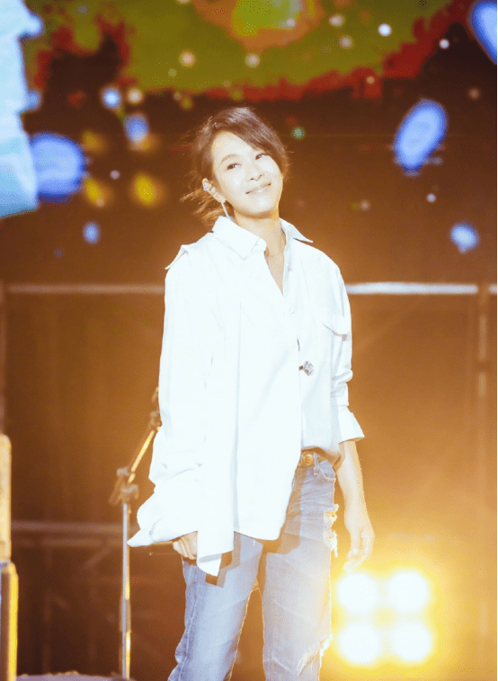 设计 刘若英凹性感造型!修身礼服胸前设计太大胆,跟沙漏一样