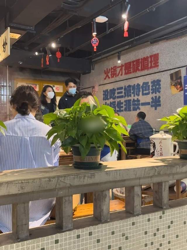 身材 靳东深夜吃饭被偶遇，整个人消瘦不少，旁边女助理颜值抢镜