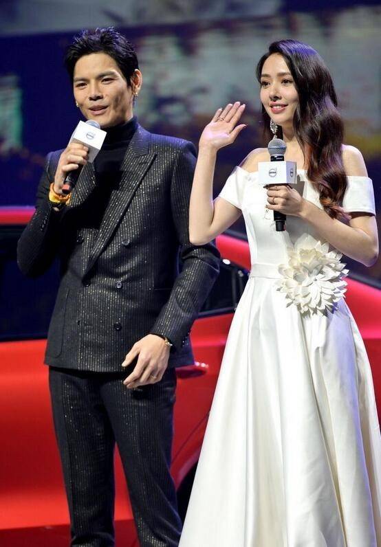 亮点 郭碧婷夫妇合体亮相，穿白色露肩裙高贵典雅，遭向佐搂腰恩爱甜蜜