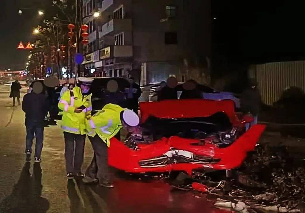 事发当晚,临安龙岗镇派出所接到报警,报警者声称看到有人酒驾引发交通