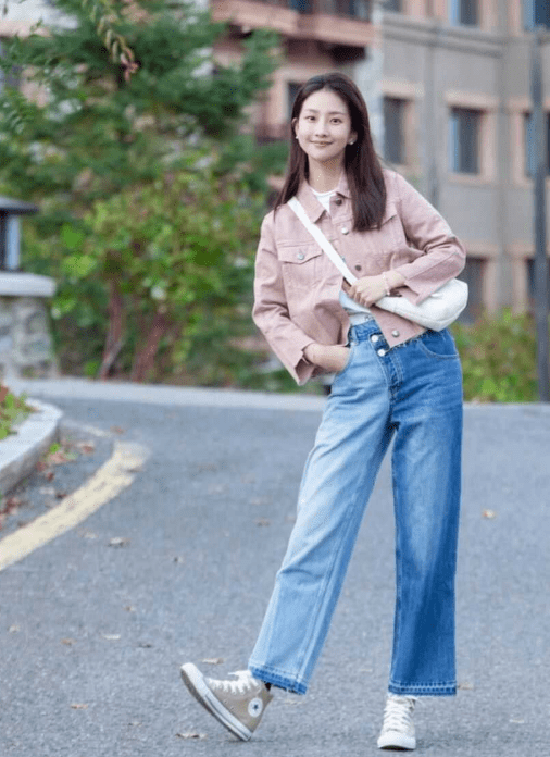 林允 鞠婧祎又撞衫了,穿牛仔衣撞衫王楚然、林允,凭妆发更胜一筹