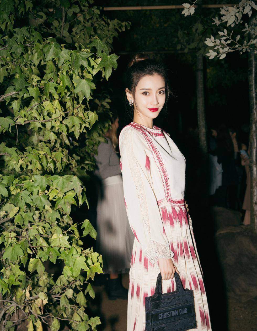 设计 39岁霍思燕撞衫30岁Angelababy，穿同款礼裙，辣妈也有少女感！