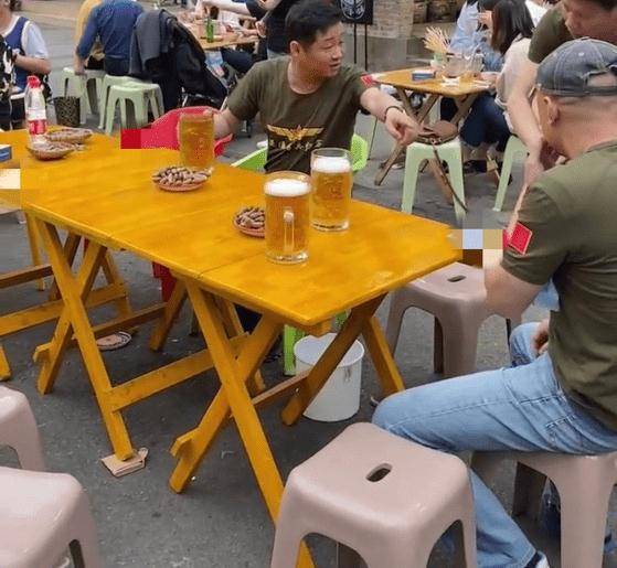 "三德子"赵亮在成都喝啤酒,引来路人拍摄,网友:我的青春记忆