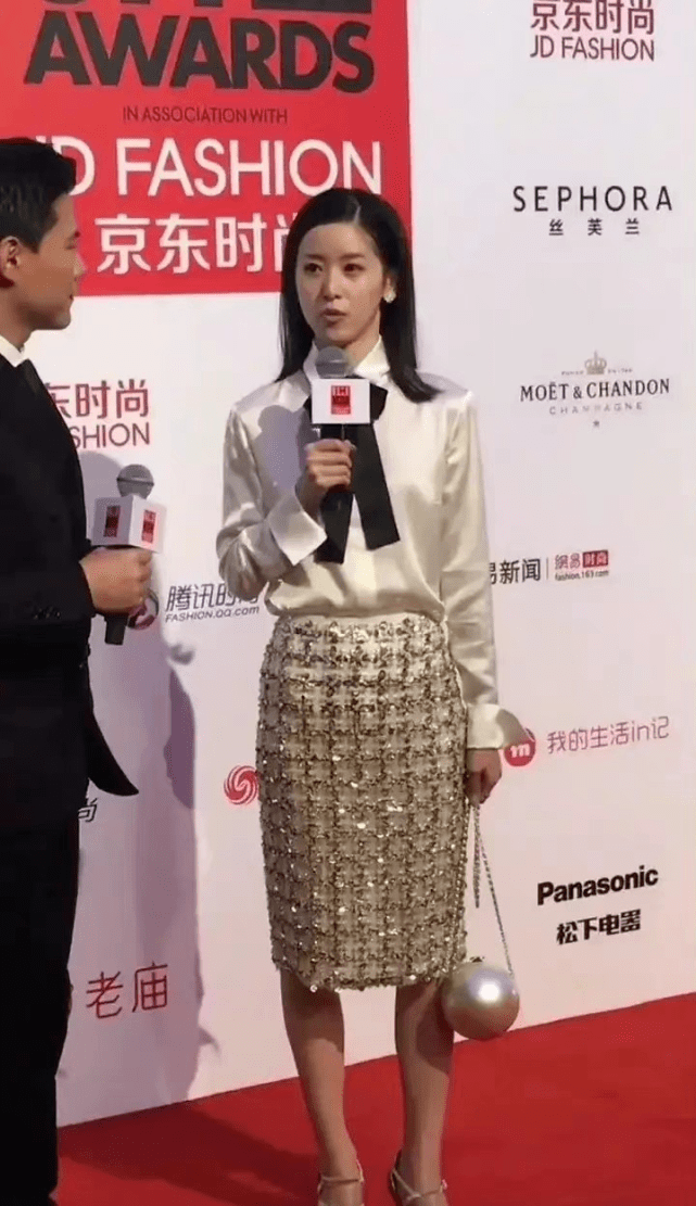 简风 章泽天一家人罕见亮相！她穿超美度假风成焦点，老公女儿却像路人