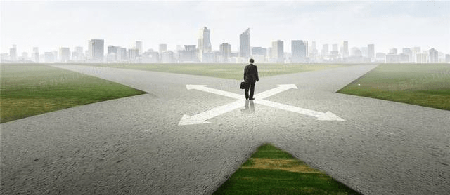 人在十字路口很容易徘徊,有时候会感到艰难和痛苦_道路_一个人_成就