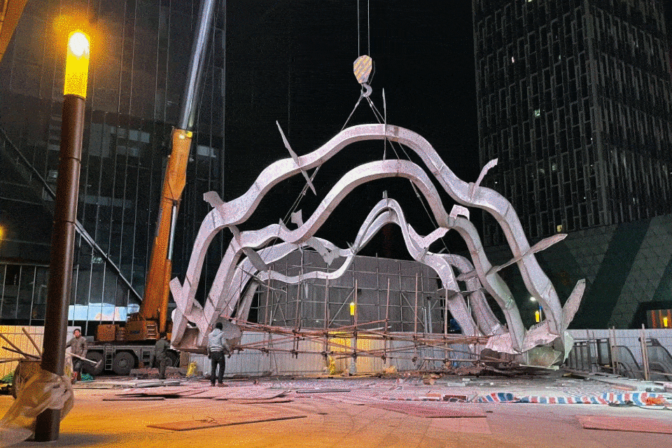 风云|1920片“曲面不锈钢”+近2000米直线灯带,他在千百种算法中捕捉「云 」的形态