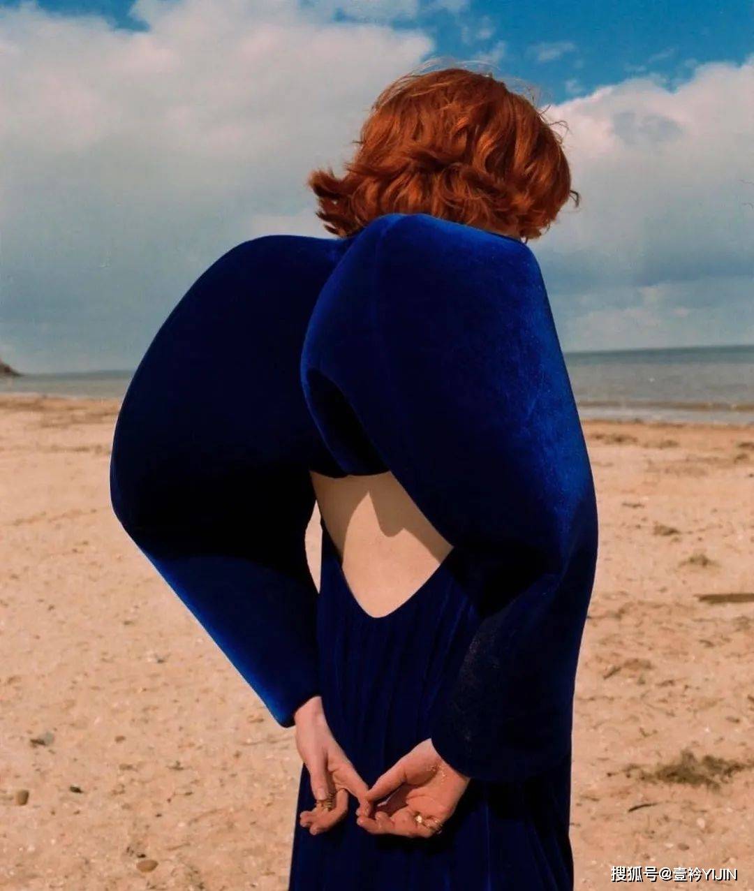 no 越脱离现实就越时尚？轮廓大师Melitta看着手中的围裙与吸尘器第一个say no