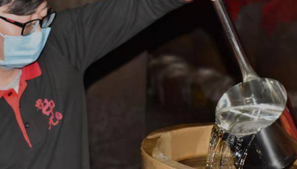 原料|买白酒,无论大牌小牌,只要瓶身有这“8个字”都是香精勾兑酒