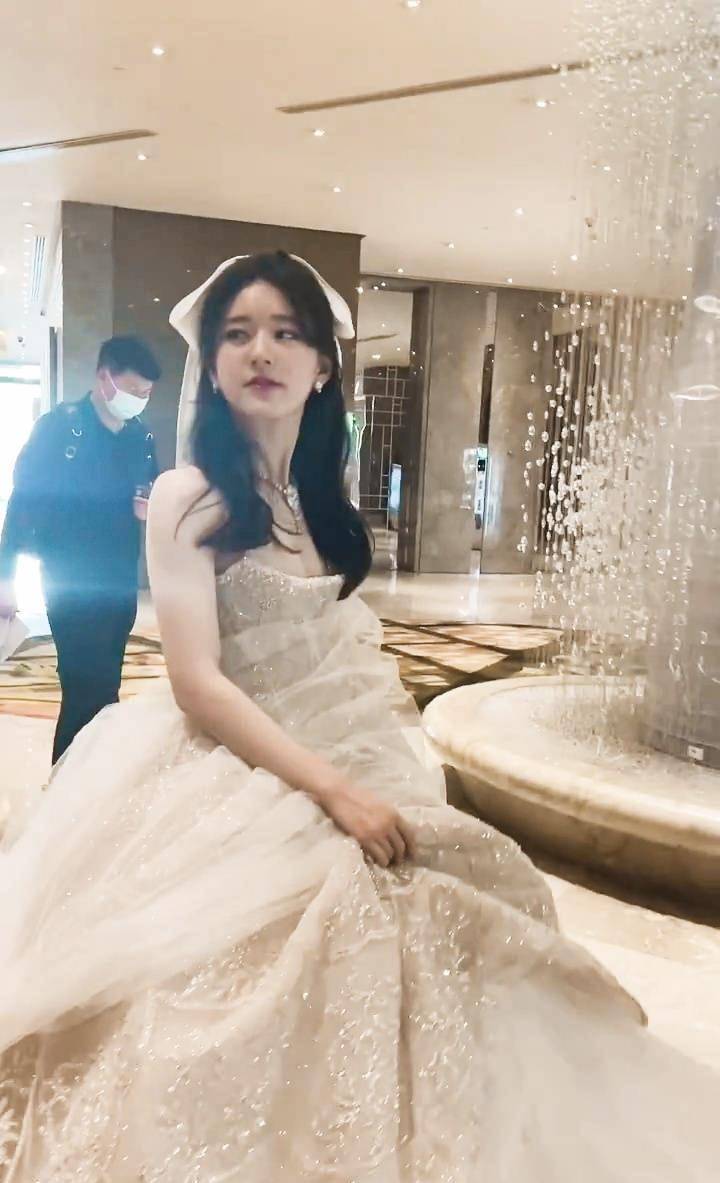 赵露思 赵露思生图与精修无差别,穿白色纱裙又甜又美,实力演绎在逃公主