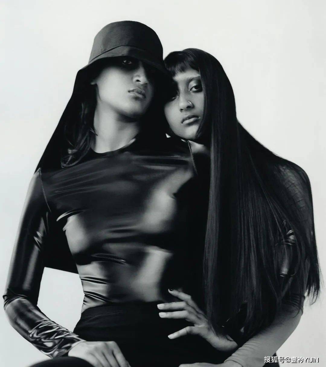 no 越脱离现实就越时尚？轮廓大师Melitta看着手中的围裙与吸尘器第一个say no