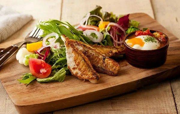 营养素|小鹏健康膳食坊|受年轻人追捧的轻食,真的健康吗?