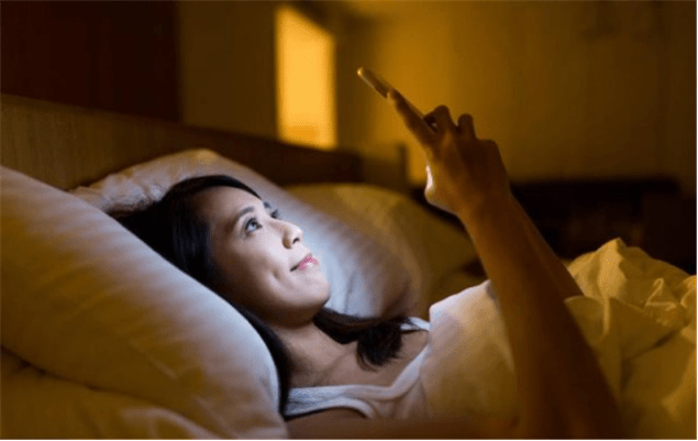 眼睛这4个不起眼的睡前行为会让你越来越丑！我全中，难怪颜值不在线