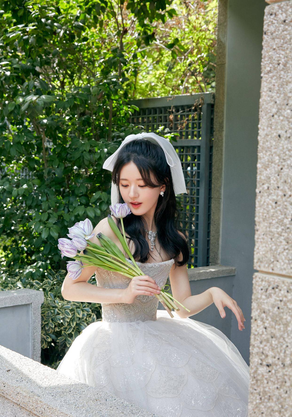 赵露思 赵露思生图与精修无差别，穿白色纱裙又甜又美，实力演绎在逃公主