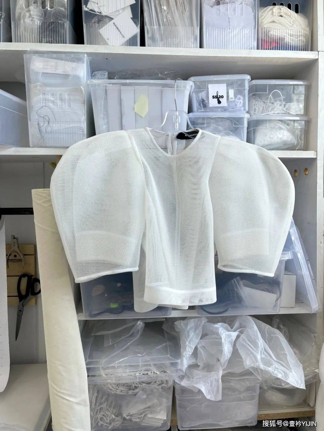 no 越脱离现实就越时尚？轮廓大师Melitta看着手中的围裙与吸尘器第一个say no