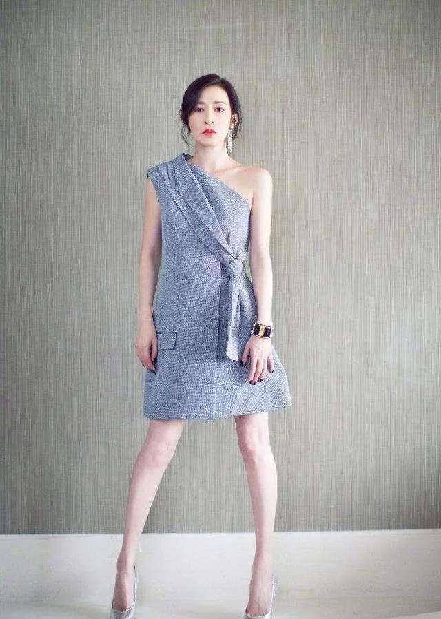 进行44岁的佘诗曼颜值依旧在线，肤质白皙宛如少女，完全不输90后