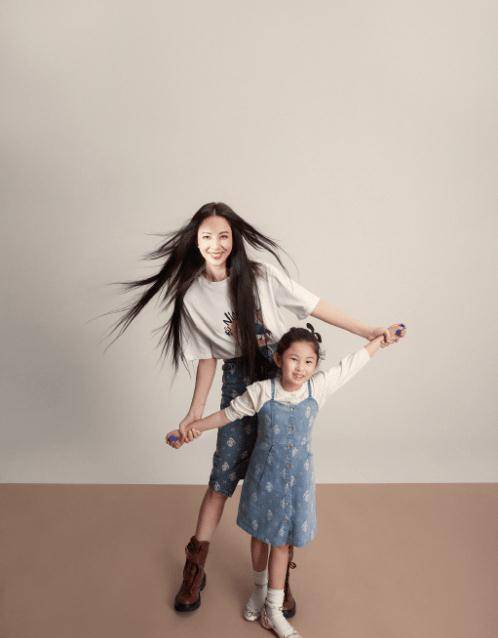 女儿 郑希怡与女儿拍杂志，一双笔直大长腿抢镜，6岁浸浸五官清秀可爱
