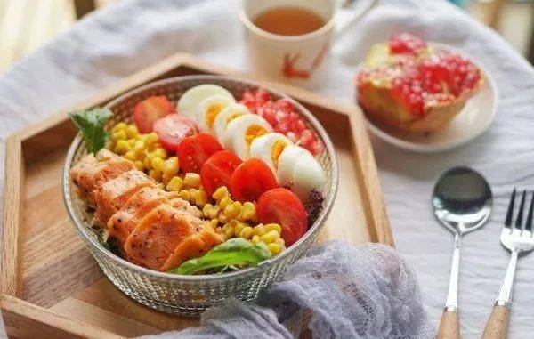 营养素|小鹏健康膳食坊|受年轻人追捧的轻食,真的健康吗?