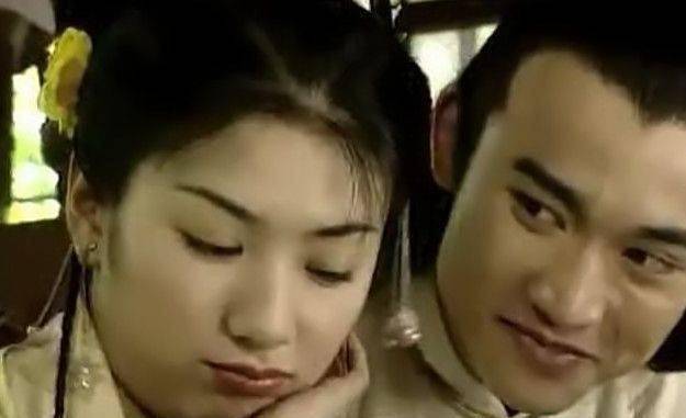 新婚夜的时候,齐天磊曾两次试探李玉湖是否真的是扬州人,还是柯世昭