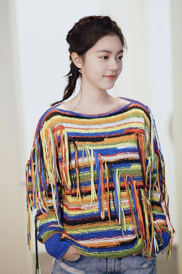 原创18岁赵今麦真长大了穿灰白色西装配超短裤秀美腿帅气吸睛