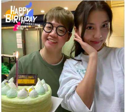 原创林峯前任亲和力强吴千语待人随和还主动帮员工拍照