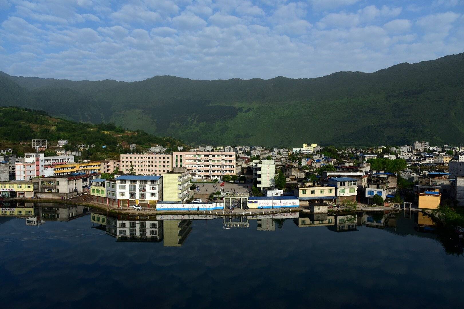 雷波县城全景图片