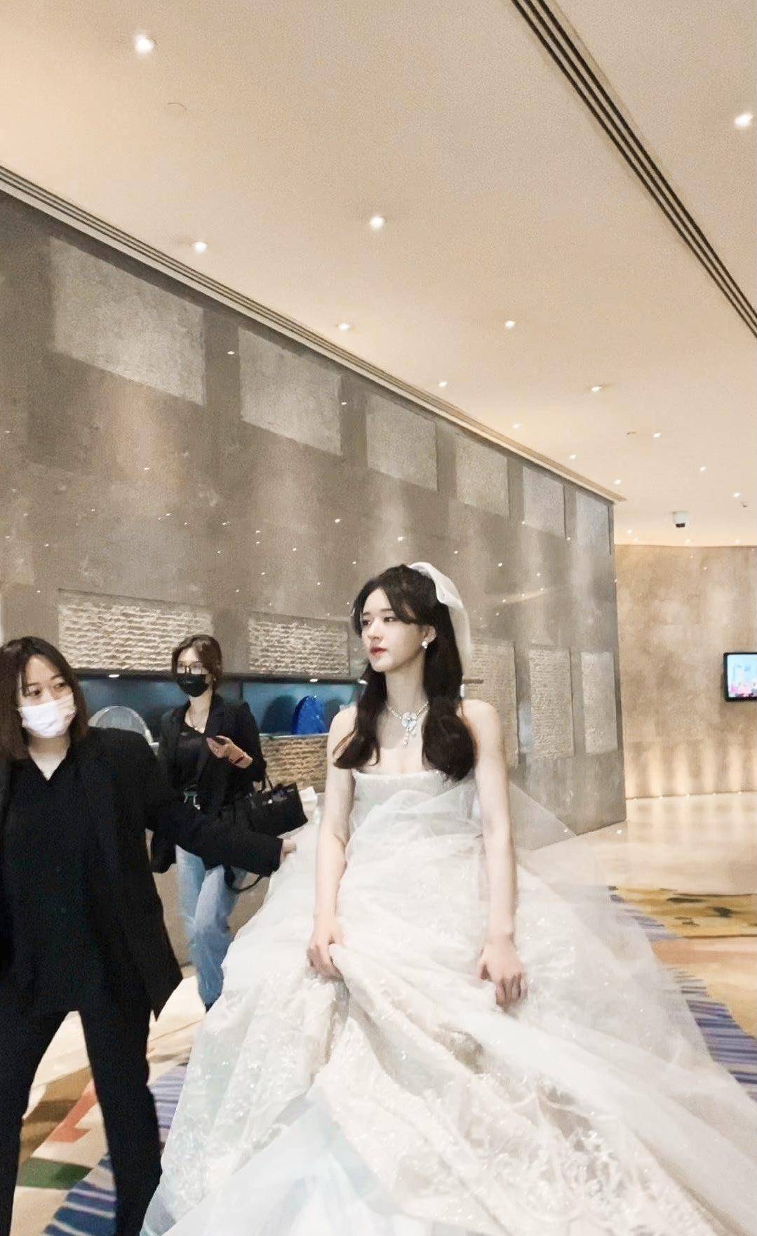 赵露思 赵露思生图与精修无差别,穿白色纱裙又甜又美,实力演绎在逃公主