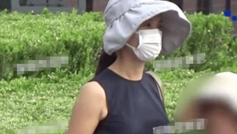 横肉万人迷陈好素颜变化大？发际线后移额头光亮，脖子前倾叠出两层肉