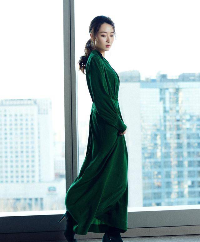 演《神话》她是最美玉漱公主，穿绿色长裙优雅高贵，丝毫不输当年