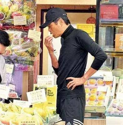 周润发经常在这里买菜黎耀祥现场拍视频那里的青菜很贵