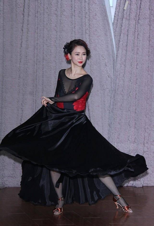 服装 翁虹的模样真是没咋变，穿着黑色连体裤也很有女人味，太有魅力了