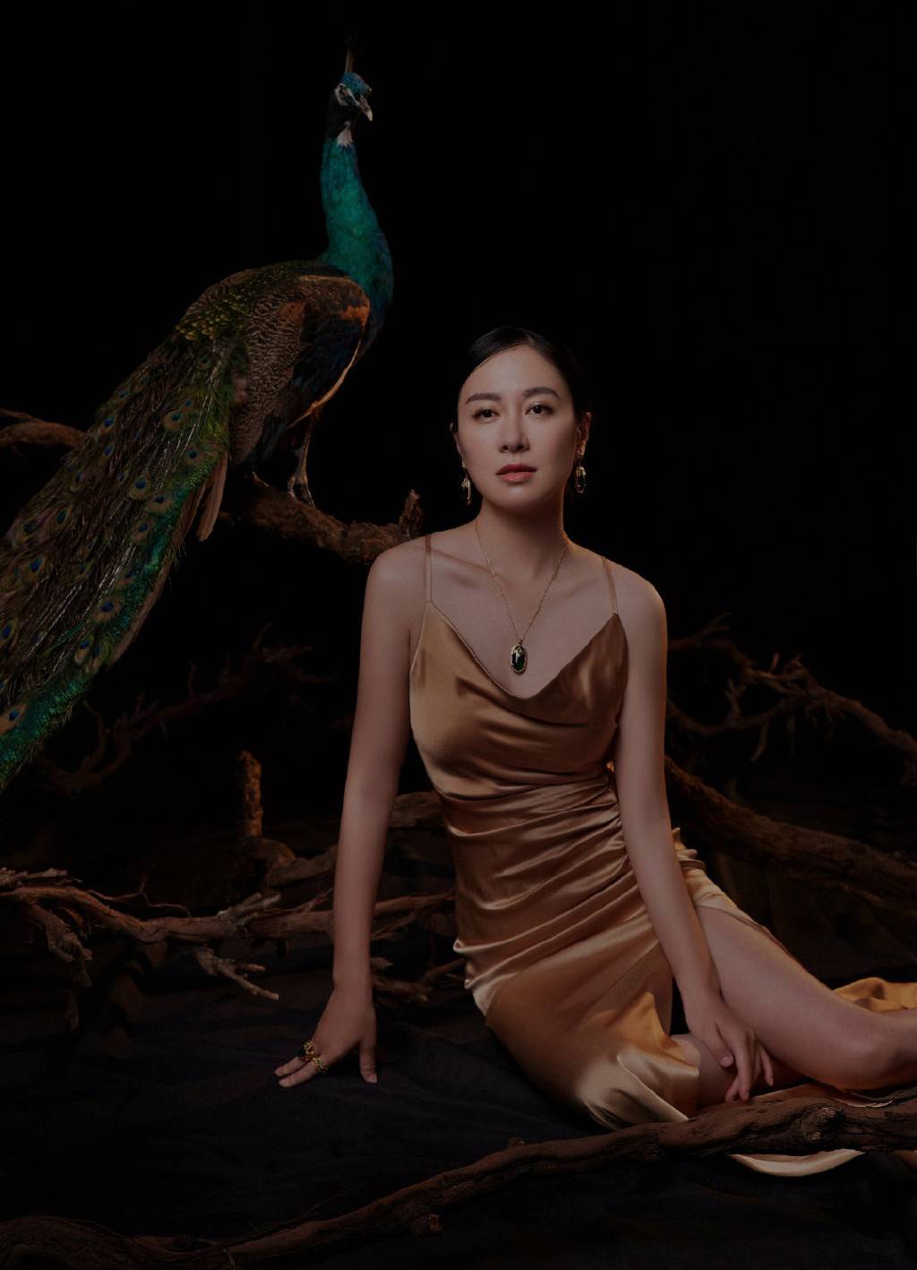 原创39岁叶璇终于秀身材穿丝质吊带开叉长裙坐地上美得让人心醉