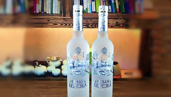 木桶|都是烈酒,为什么白酒是无色透明的,而洋酒都是琥珀色的?涨知识