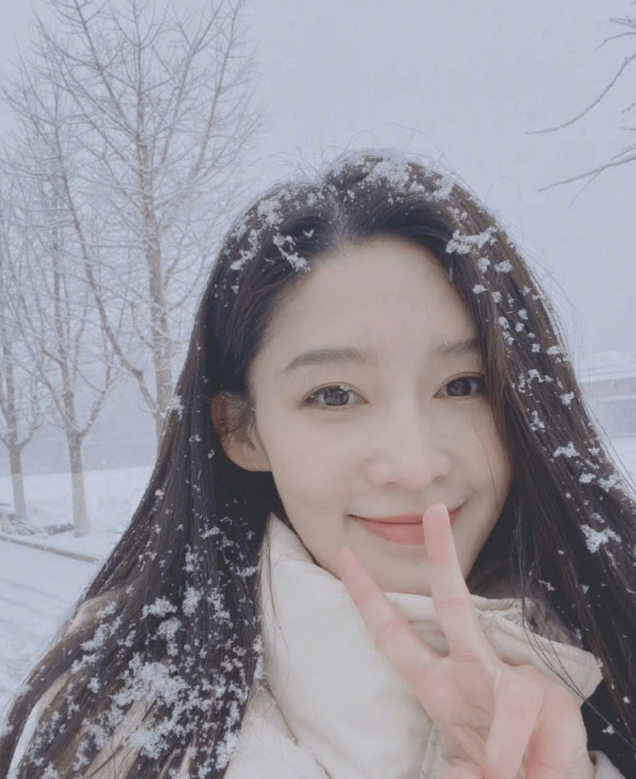 毛绒帽众女星发雪景照比美：李沁睫毛上堆满雪，乔欣穿汉服坐雪地大笑