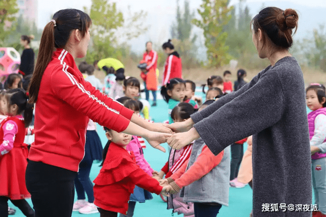 什么|幼师帮学生换衣服，无意间看到一样东西掉落，第二天选择辞职