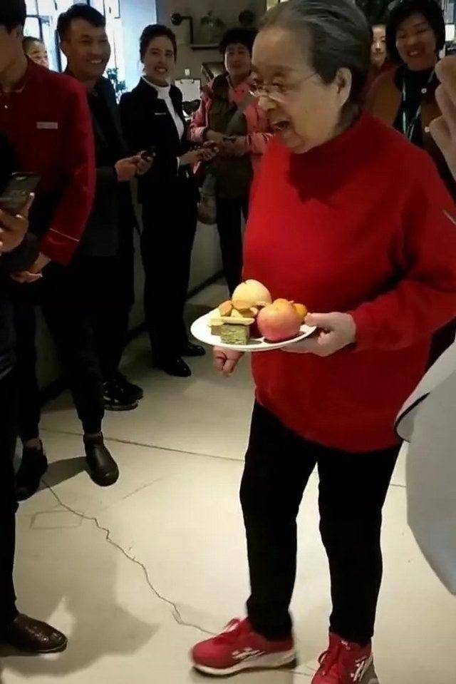 自助餐 83岁容嬷嬷李明启吃自助餐，穿红衣红鞋很时尚，总能在地铁看到她