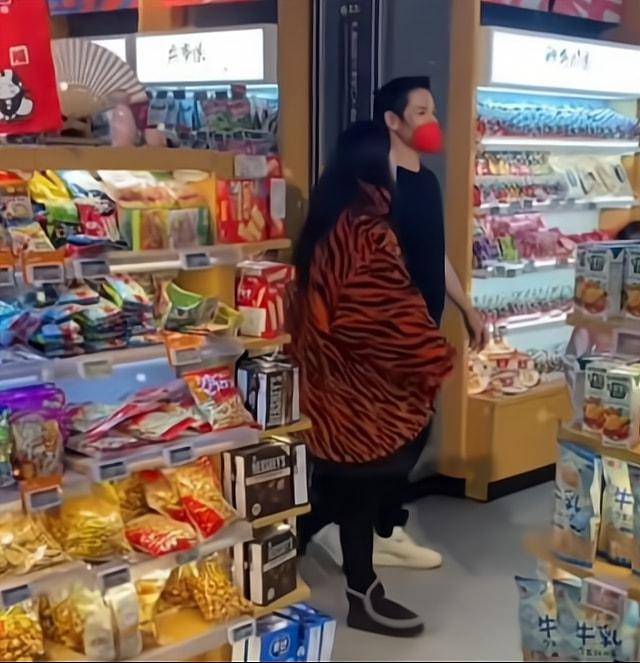 公婆|郭碧婷向佐天津逛超市，女方用大衣遮住肚子，向佐护妻摆手不让拍