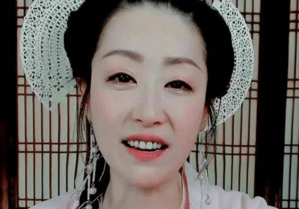 周星驰是她老板,跟任泉是荧幕cp,出道20年如今无戏可拍_李卉_陆湘湘