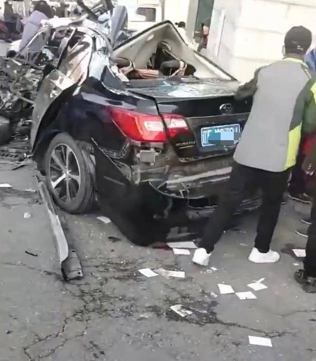 辽宁殡仪馆门口,货车撞毁小车3人身亡,遇难者刚参加完家人葬礼_车祸
